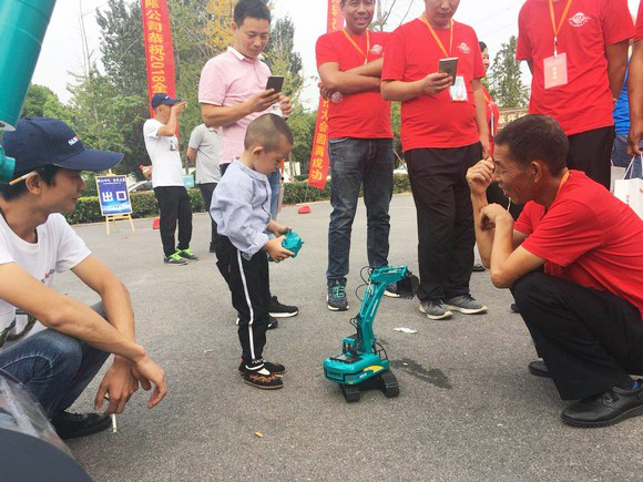 “超美微挖”现身2018微挖峰会，尊龙凯时智能微挖出口过万台